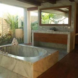 White-Crystalline-Bathtub-Toilletes-villa-in-Bali
