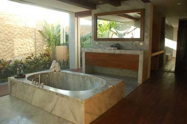 White-Crystalline-Bathtub-Toilletes-villa-in-Bali