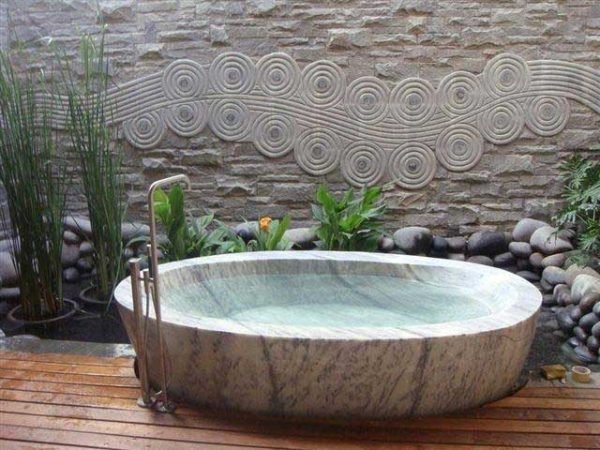 White-Crystalline-bathtub-White-Crsytalline-Villa-in-Bali